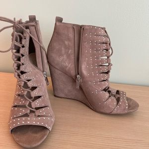 Jessica Simpson heel size 9